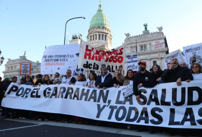 Masiva marcha a favor del Hospital Garrahan: una multitud se desplazó a Congreso y a Plaza de Mayo