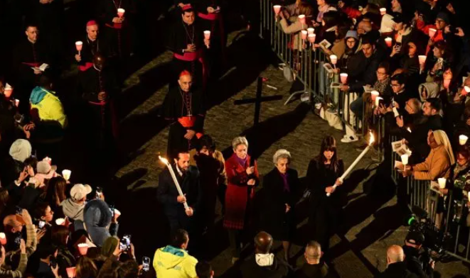El papa Francisco no asistió al Vía Crucis en el Coliseo de Roma para preservar su salud