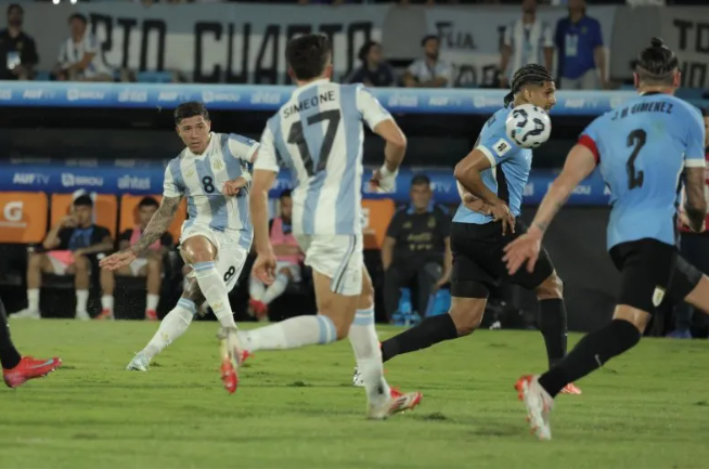 Con un golazo de Thiago Almada, la Selección Argentina ganó en Uruguay y quedó casi clasificada al Mundial