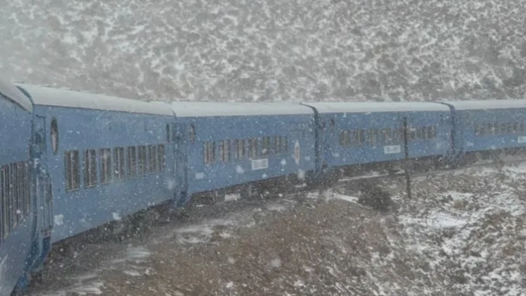 Postal inolvidable: el Tren a las Nubes volvió a cruzar la nieve tras más de una década