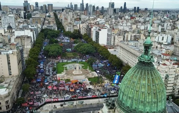Los jubilados realizaron otra multitudinaria marcha al Congreso