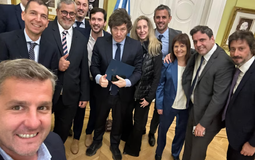 LLA sumó a otros tres diputados a su bloque y está más cerca de disputarle la primera minoría al peronismo