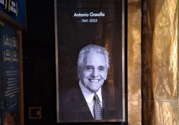 Una multitud se acercó al Teatro Maipo para despedir a Antonio Gasalla