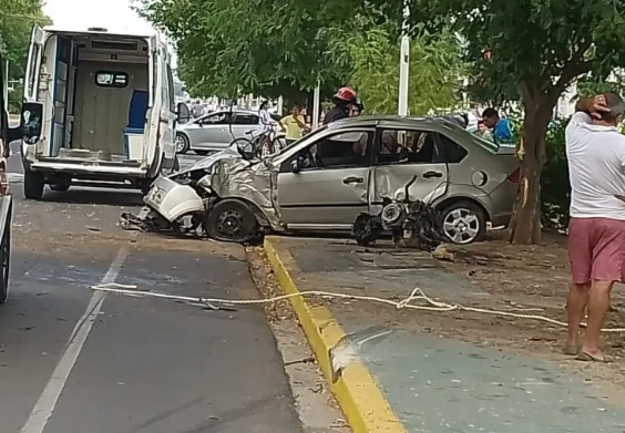 Automovilista se estrelló contra dos árboles y el motor salió despedido 