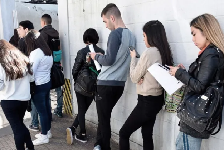 Aseguran que el empleo privado cayó 6 veces más que el público