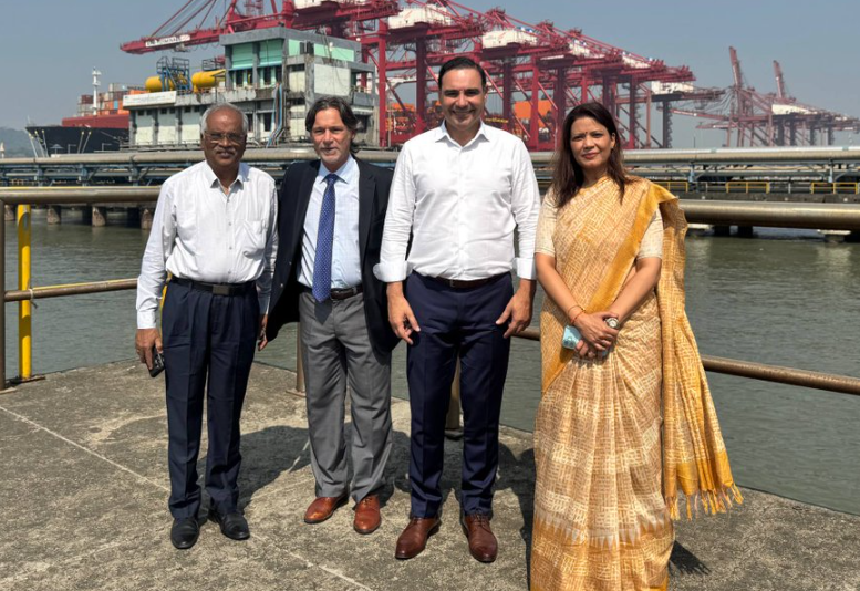VALDÉS RECORRIÓ EL PUERTO DE JNPA EN MUMBAI Y AVANZÓ EN ACUERDOS DE COOPERACIÓN