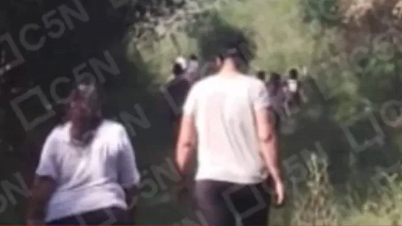   SE CONOCIÓ LA ÚLTIMA FOTO DE LOAN, CUANDO IBA A JUNTAR NARANJAS ANTES DE SU DESAPARICIÓN