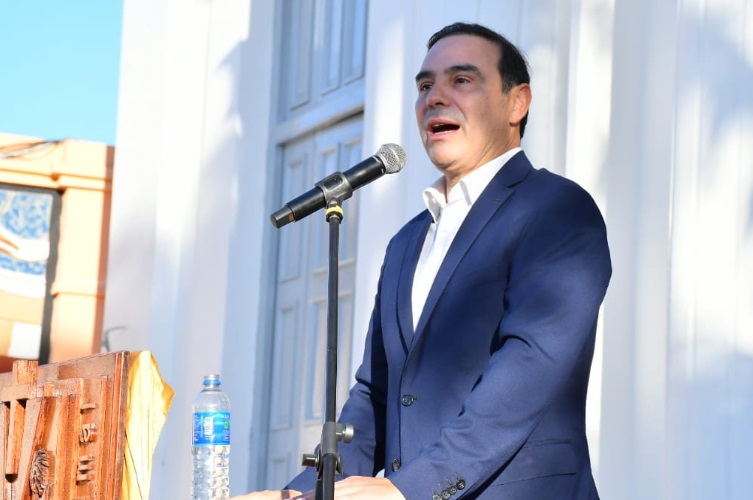 En un día histórico, Valdés inauguró la segunda torre campanario de la parroquia San Luis Rey de Francia