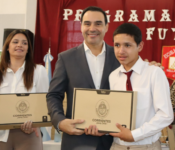 En Bella Vista, Valdés entregó 556 notebooks garantizando la accesibilidad a la tecnología en los colegios secundarios
