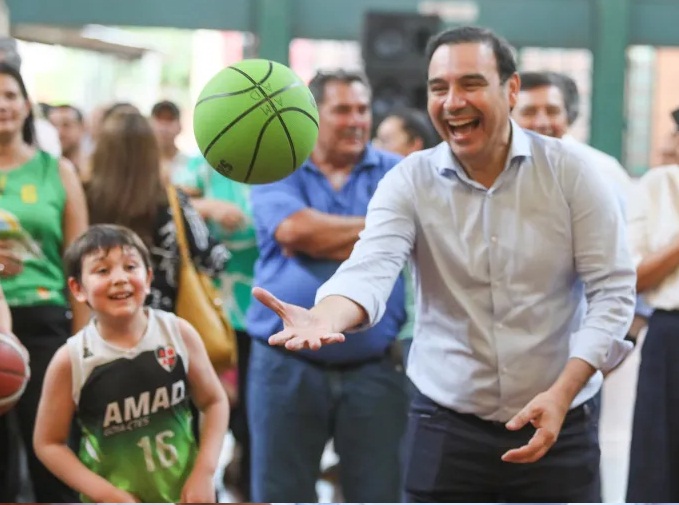 AMAD RECIBIO LA PROMESA DEL GOBERNADOR DE QUE SE PONDRA PARQUET EN LA “CANCHA ALTERNATIVA”, ILUMINACION Y OTROS ARREGLOS