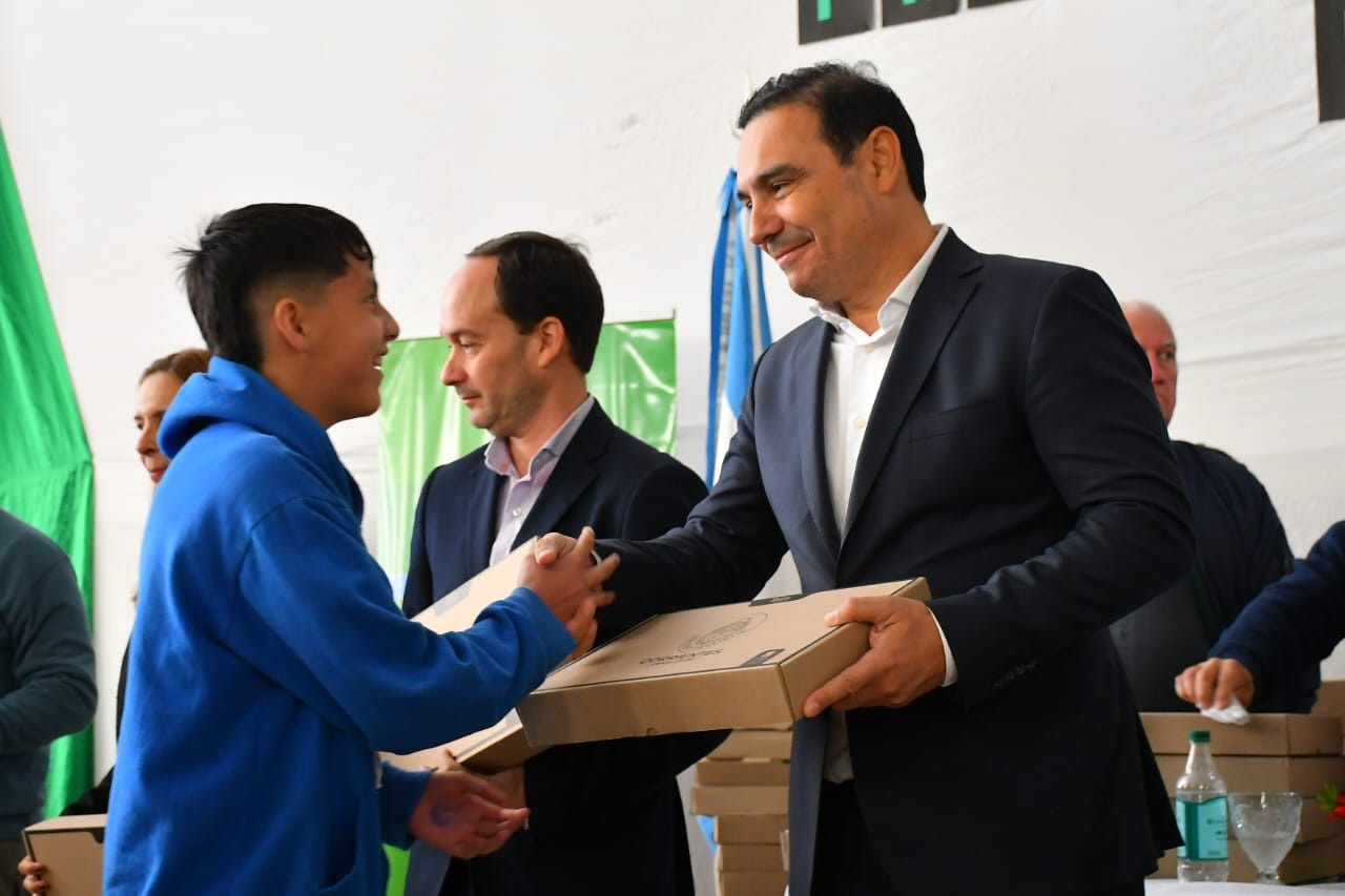 Valdés continúa entregando notebooks, “para revolucionar la educación pública y gratuita de todos los correntinos”