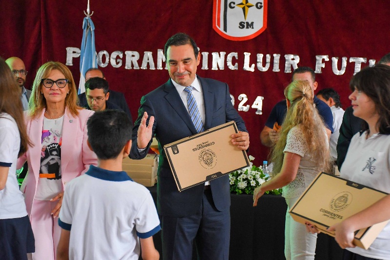 En el Colegio Nacional, Valdés inauguró el Ciclo lectivo 2024 y encabezó nueva entrega de notebooks del Programa Incluir Futuro