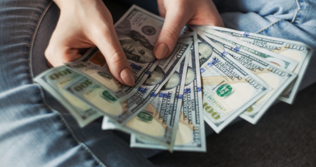 El dólar oficial opera estable en el cierre de la primera semana sin cepo y cae levemente el blue