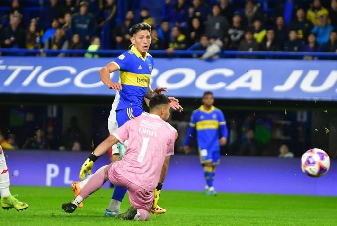 Boca mejoró, pisó fuerte de local y le ganó bien a Huracán