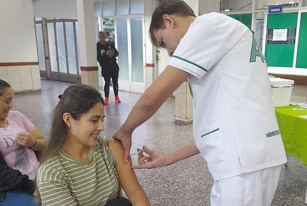 El ministro Cardozo insta a la población a vacunarse contra el Dengue