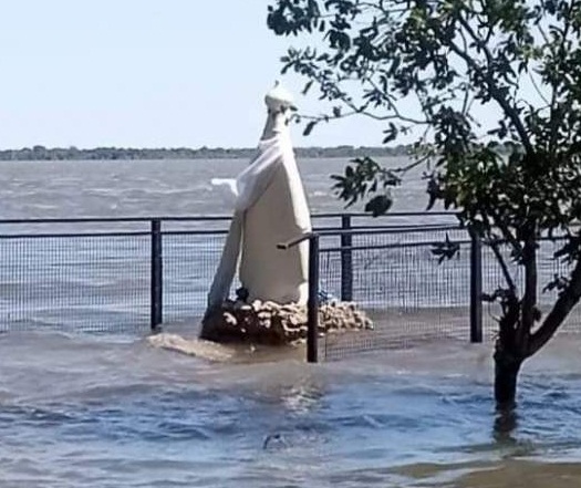 Por la creciente en Itatí quitaron la imagen de la Virgen de la piedra