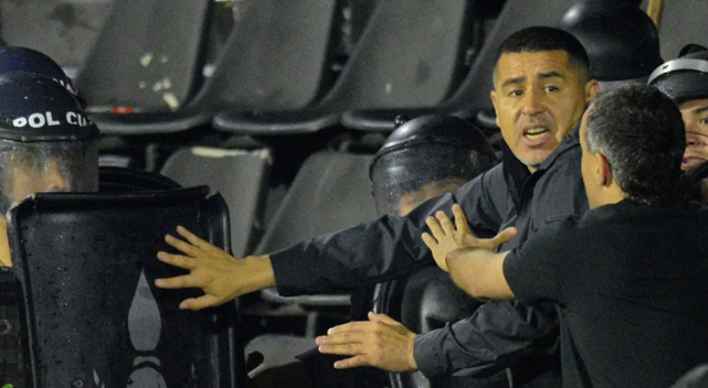 Riquelme se plantó y calmó a la barra de Boca durante los incidentes ante Gimnasia
