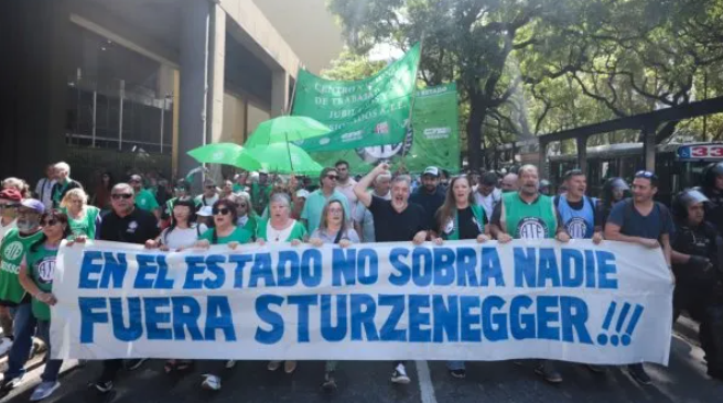 Tensión en la marcha de ATE: la Policía rodeó a manifestantes y hubo tensión