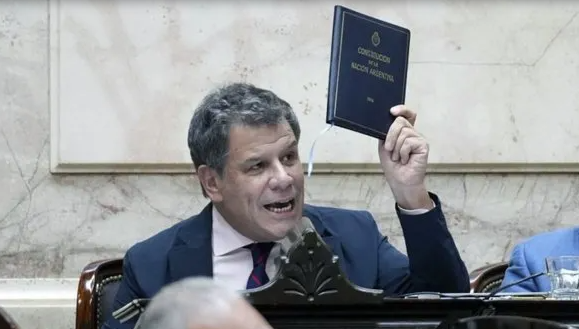 Facundo Manes dio detalles del violento cruce con Santiago Caputo en el Congreso