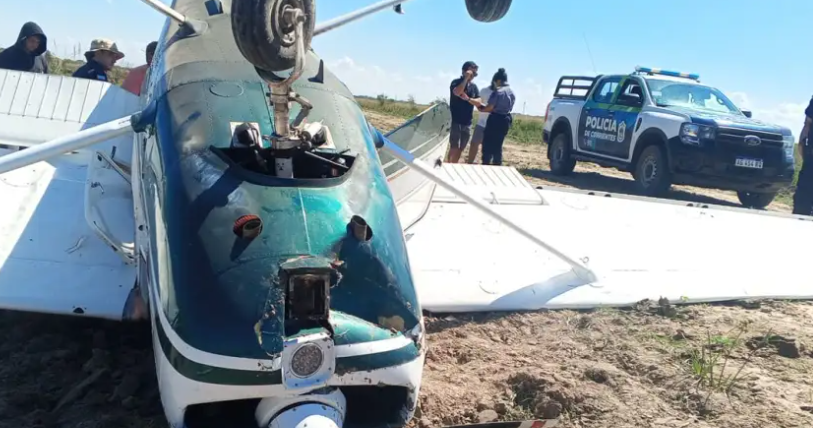 Milagro de Semana Santa en Corrientes: una avioneta volcó tras un aterrizaje de emergencia y sus tripulantes resultaron ilesos